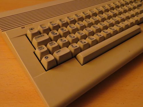 Commodore 64 C - linke Seite