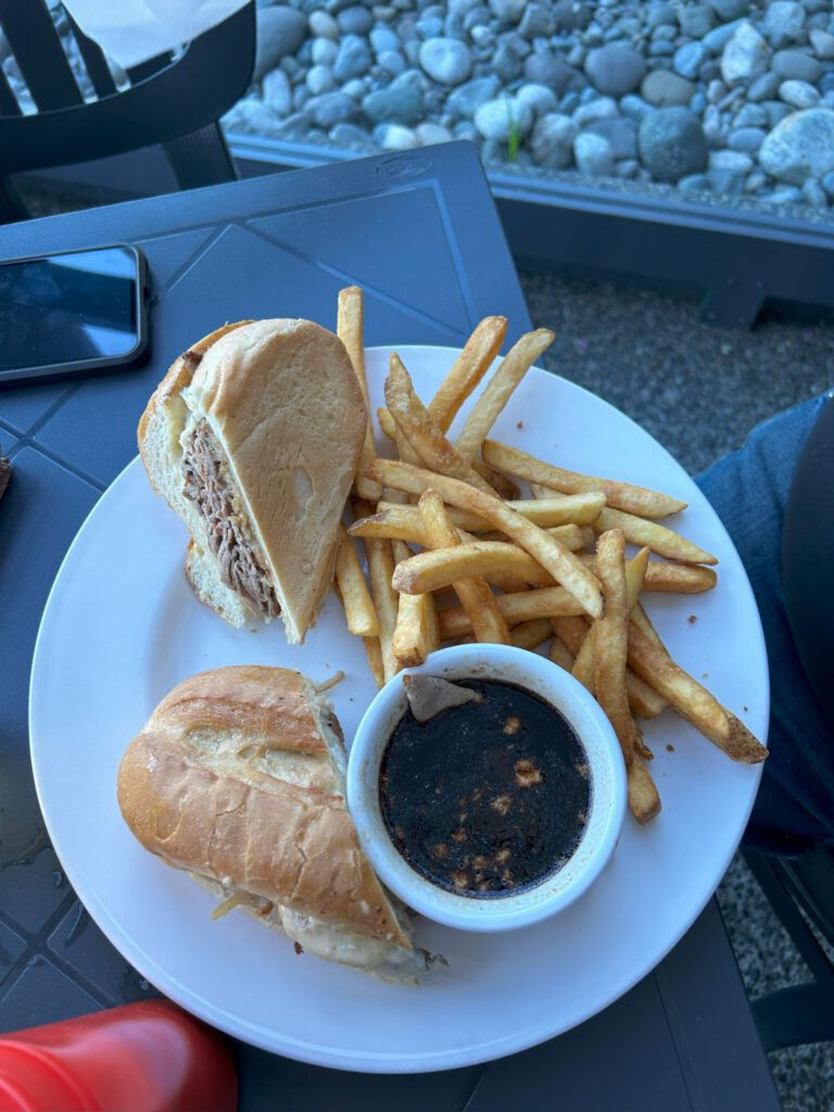 15 - French Dip Sandwich im Riptide Marine Pub - Campbell River