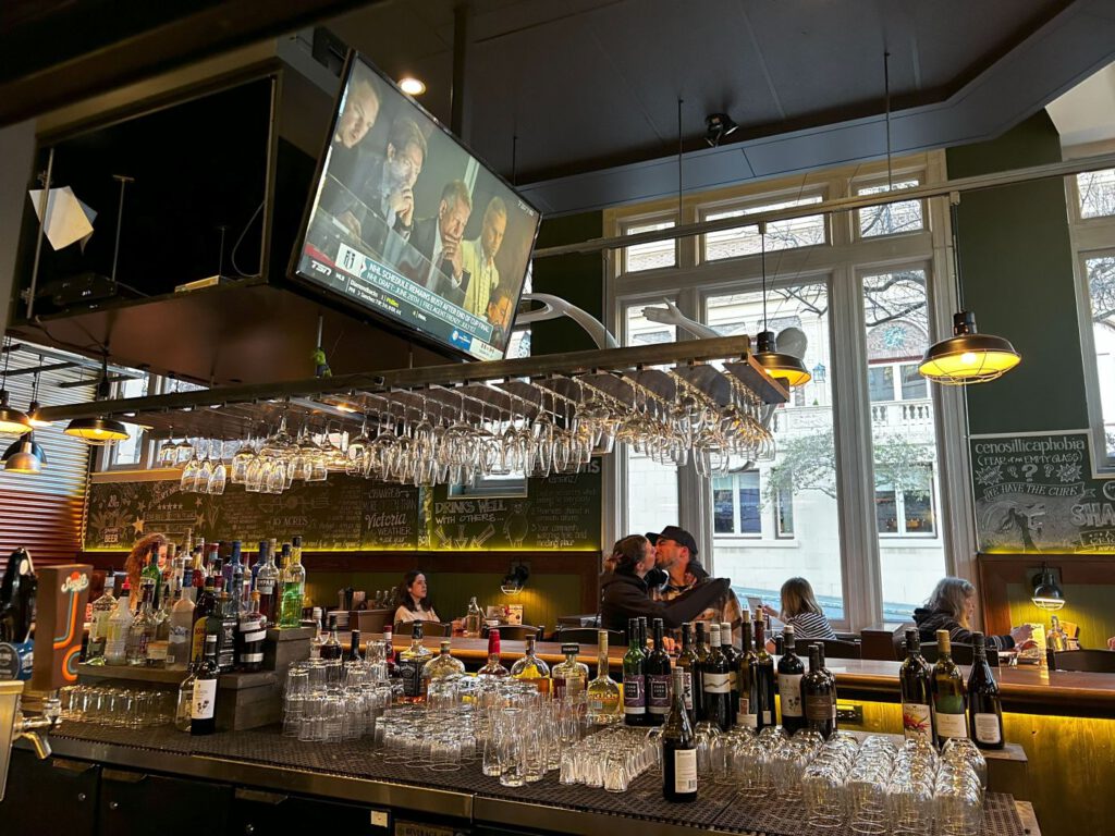 20 - 10 Acres Commons - Bar - Victoria