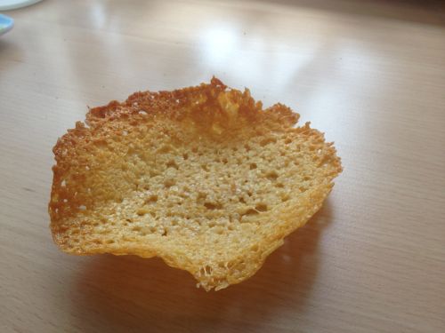 Lachs-Nudeln im Parmesankörbchen