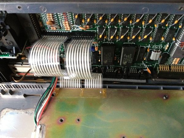 Sinclair QL - Tastatur Membrane - Abdeckblech und Flachbandkabel wieder fixiert