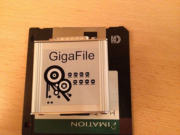 GigaFile Größenvergleich mit 3,5'' Diskette