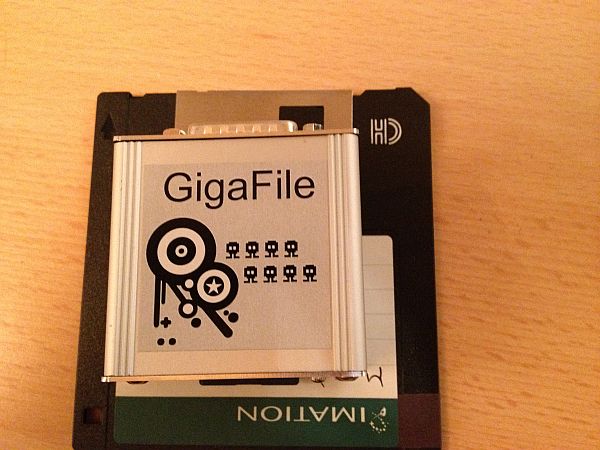 GigaFile Größenvergleich mit 3,5'' Diskette GigaFile Größenvergleich mit 3,5'' Diskette