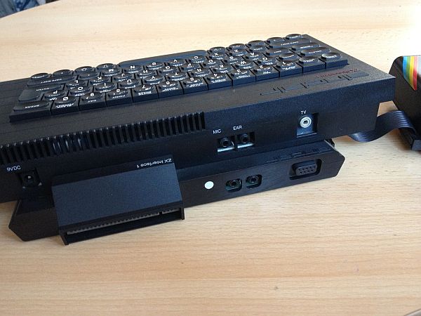 Sinclair Spectrum 48K mit Expansion System - Rückseite Sinclair Spectrum 48K mit Expansion System - Rückseite