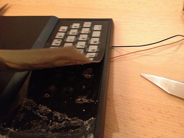 Alte Tastaturfolie mit dem Messer entfernen - brutal aber wirksame ;-)