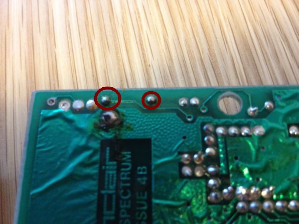 Unterseite - links der Video Pin, rechts der +5V Pin