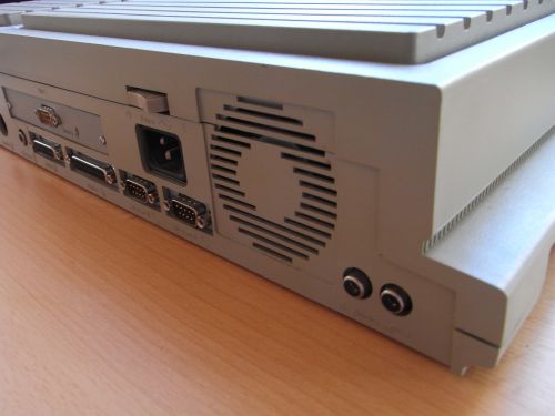 Atari Mega STE - rechte Rückseite Mega STE - Sound, Strom, 2 x Seriell, Parallel, Schalter