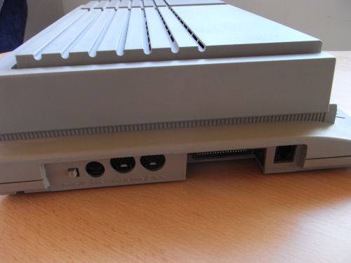 Atari Mega STE - linke Seite Mega STE - Reset-Taster, "LAN", 2 x Midi, ROM-Port, Tastatur
