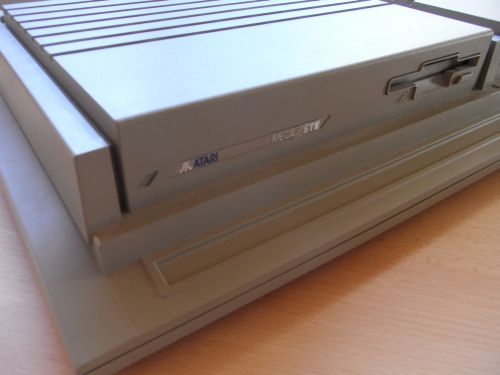 Atari Mega STE - vorne links Mega STE - Abdeckung