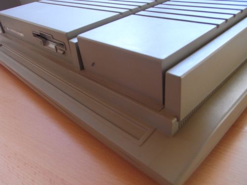 Atari Mega STE - vorne rechts Mega STE - Festplatten-Abdeckung