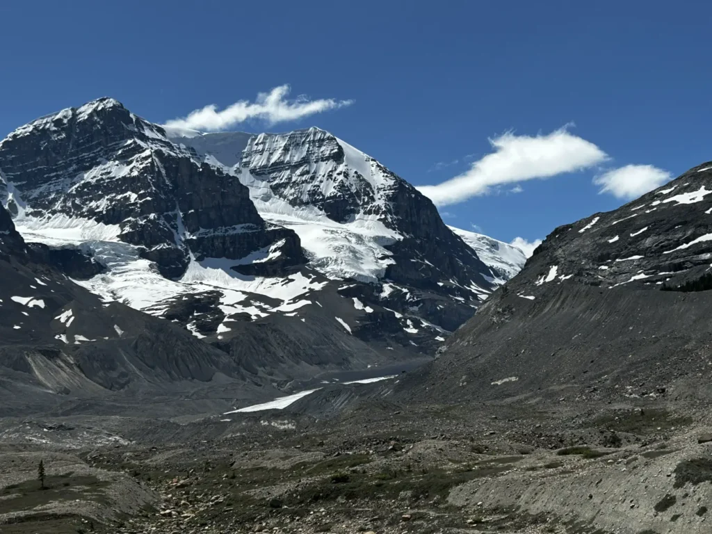Saskatchewan-Gletscher, der sich im Talbecken unterhalb des Mount Andromeda befindet