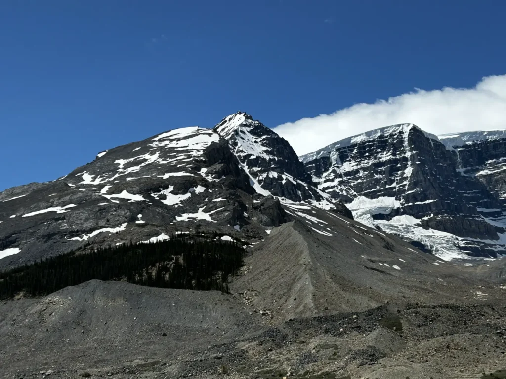 Blick auf den Snow Dome (3.456 m) auf der rechten Seite und seinen markanten Vorbau, den Sunsilk Peak in der Mitte des Bildes.