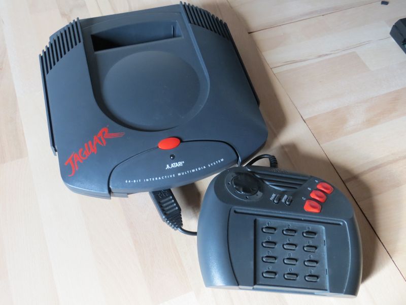 Atari Jaguar mit Controller