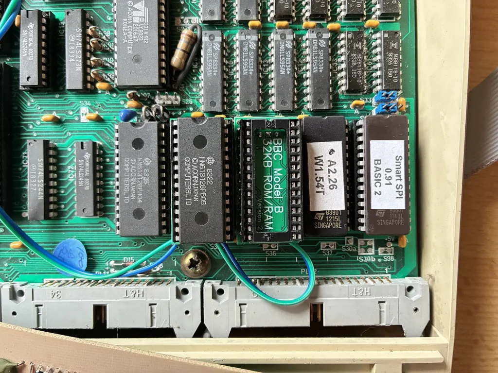 Acorn BBC Micro Model B - ROMs MMC und Disk eingesetzt