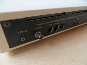 corn BBC Micro Model B - Rückseite Anschlüsse - UHF out - Video out - RGB - RS423 - Cassette