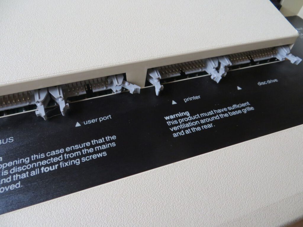 Acorn BBC Micro Model B - Unterseite - Anschlüsse - user port - printer - disc drive