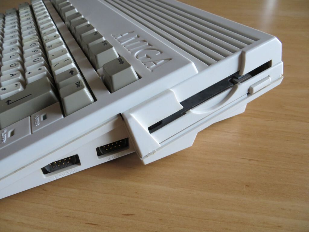 Joystickanschluss und Diskettenlaufwerk