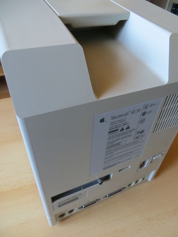 Apple Macintosh SE30 hinten links oben