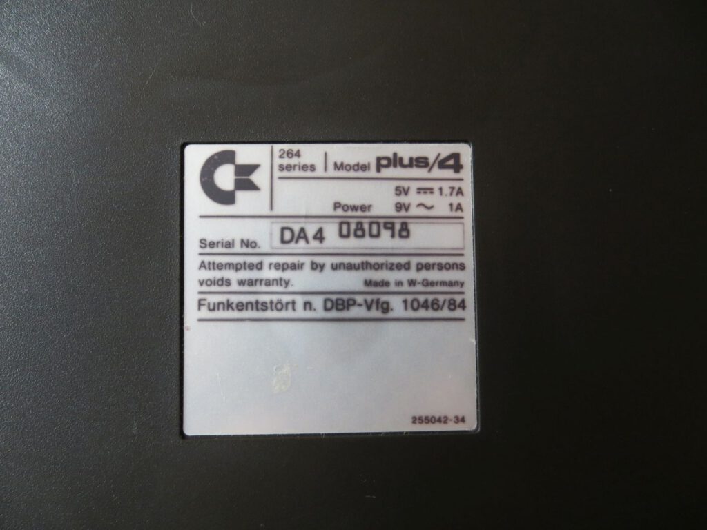 Commodore Plus 4 - Typenschild Unterseite