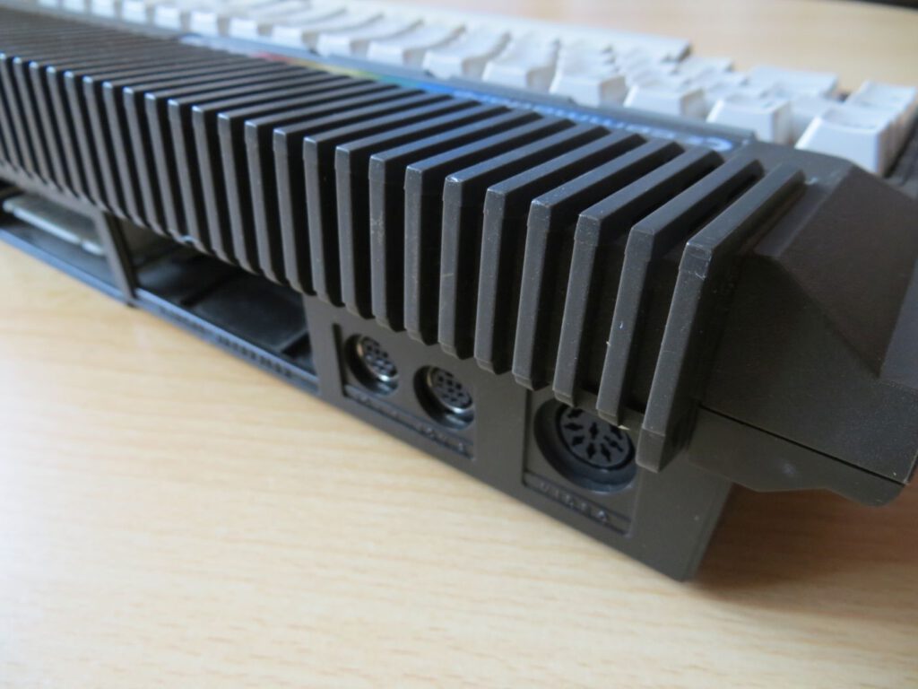 Commodore Plus 4 - rechts hinten