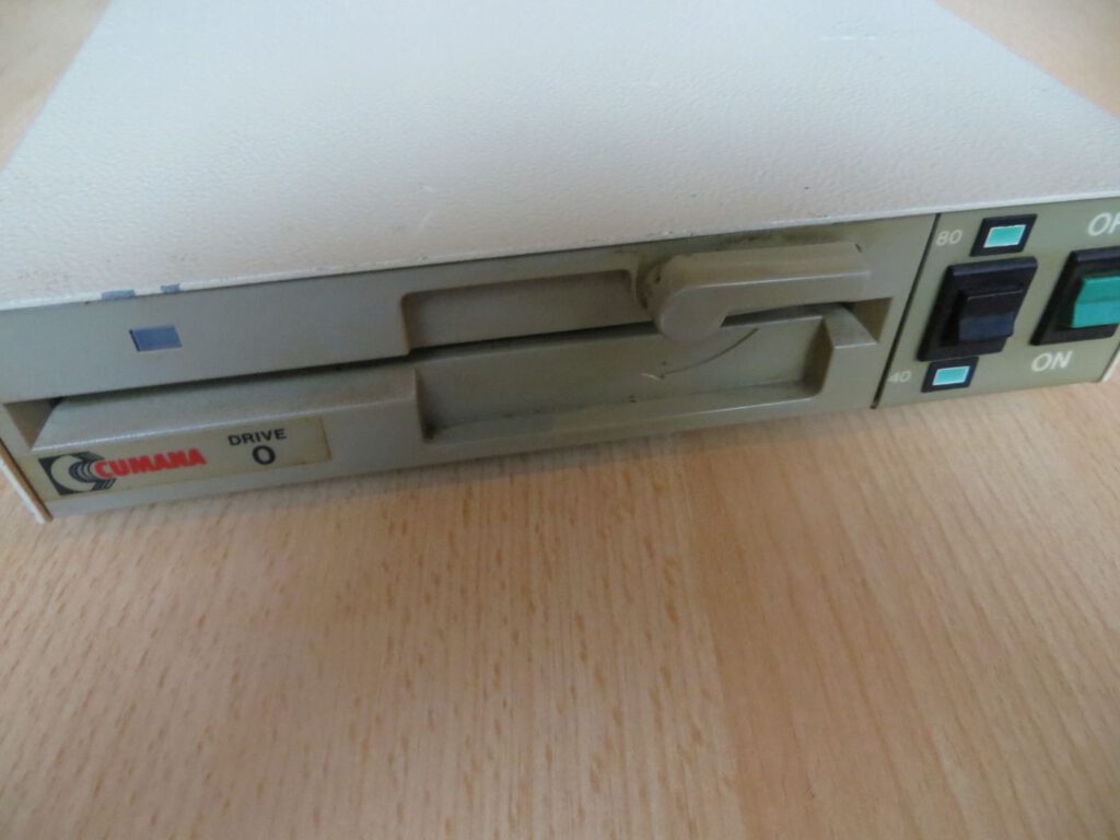 Cumana Diskettenlaufwerk - Vorderseite
