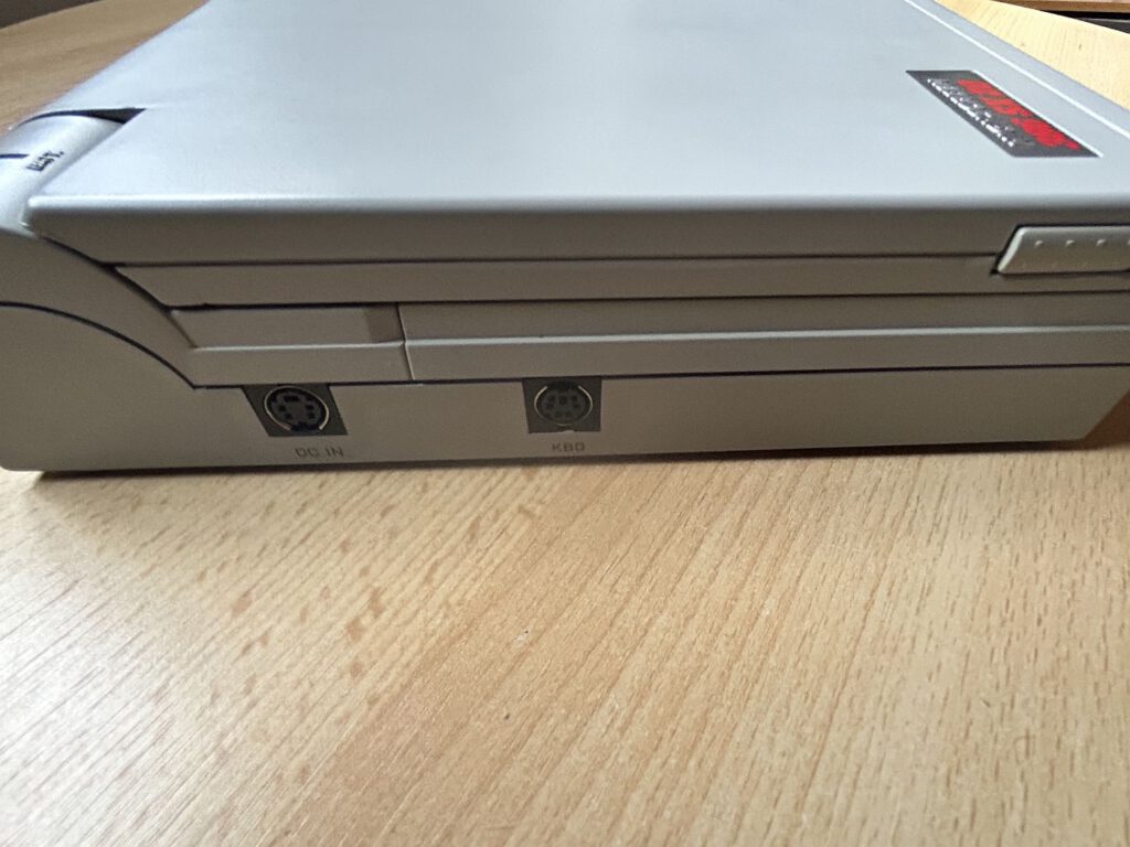 Highscreen 386 SX 20 - Anschluss Tastatur und Strom