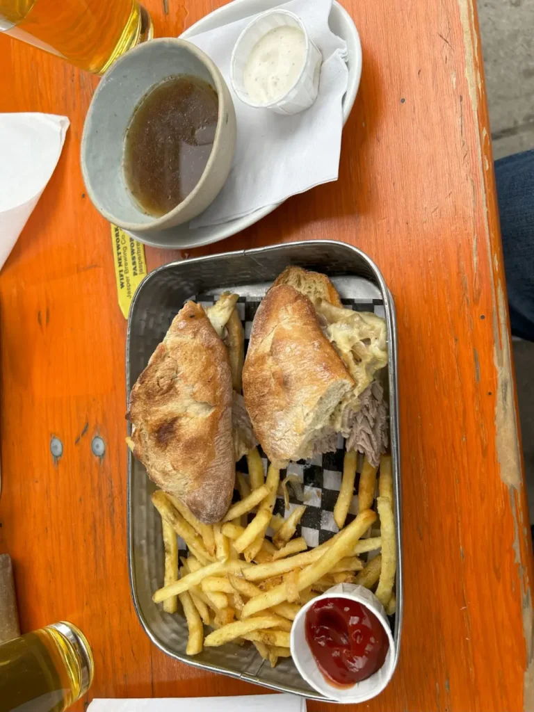 Jasper Brewing Company - Beef Dip Sandwich mit Pommes frites und der dazugehörigen Jus-Brühe