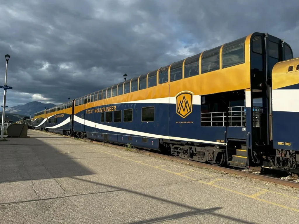 Rocky Mountaineer am Bahnsteig des Bahnhofs in Jasper