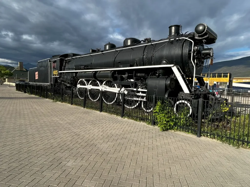 Dampflokomotive CN 6015 direkt neben dem Bahnhofsgelände an der Connaught Drive im Zentrum von Jasper