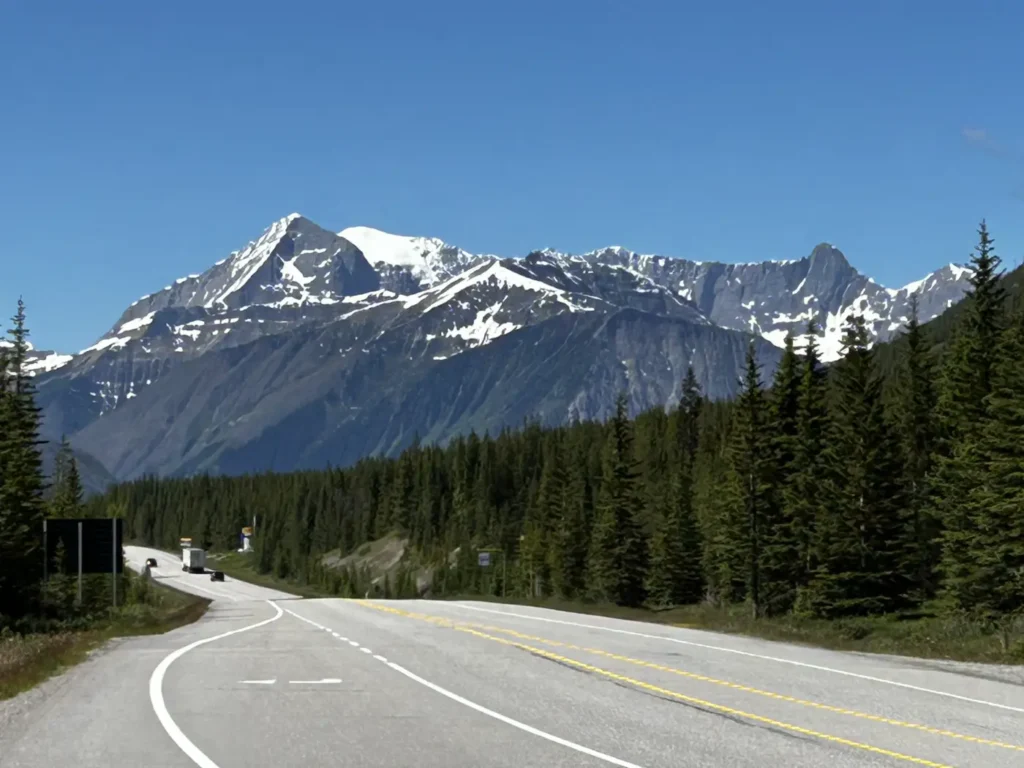 Banff-Windermere Highway am Vermillion Pass (1661 m) - Blick auf Mount Whymper (2.844 m)