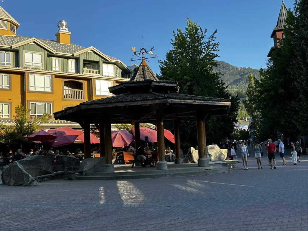 Pavillon (Gazebo) am Town Plaza im Whistler Village