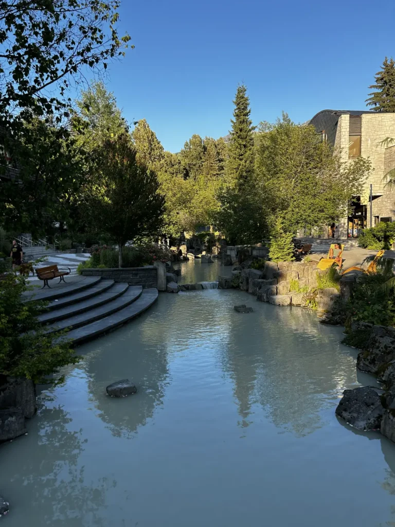 Bachlauf (Village Stream) am Village Common in Whistler Village