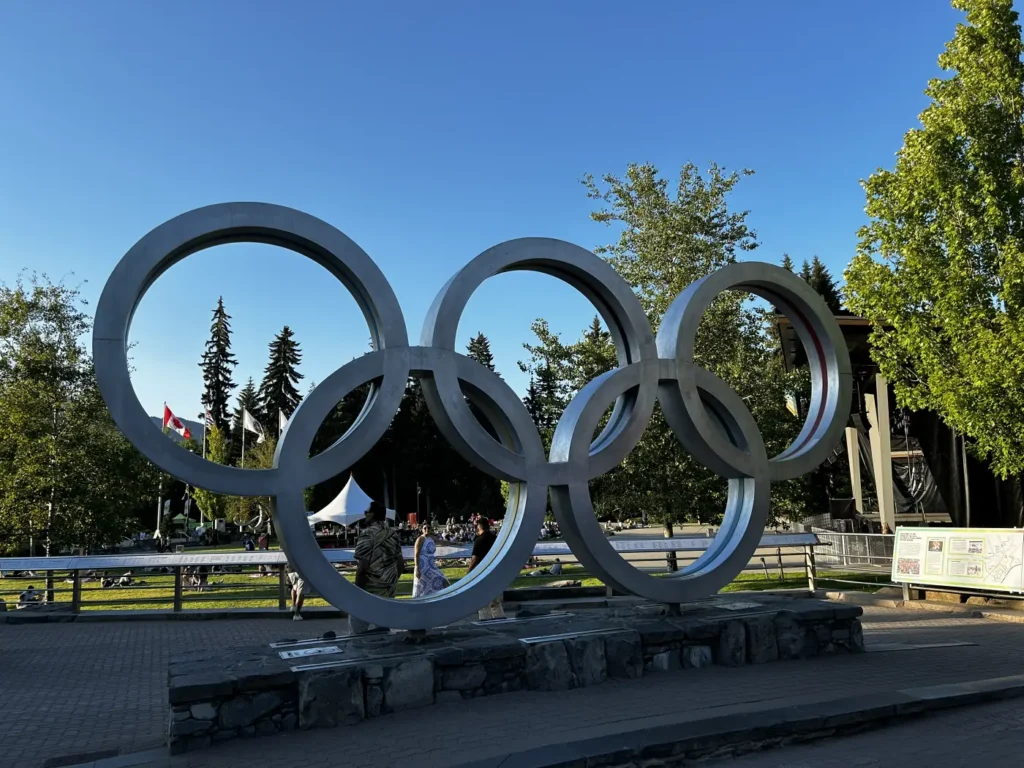 Olympischen Ringe auf dem Whistler Olympic Plaza
