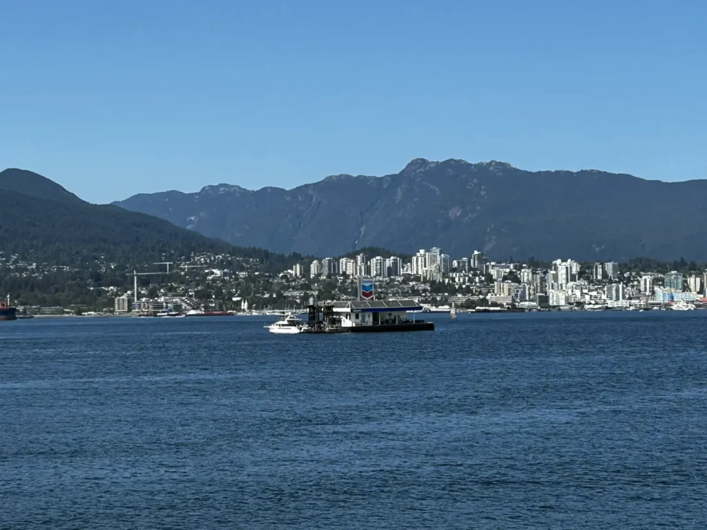 schwimmende Tankstelle „Chevron Legacy“ im Burrard Inlet vor Vancouver
