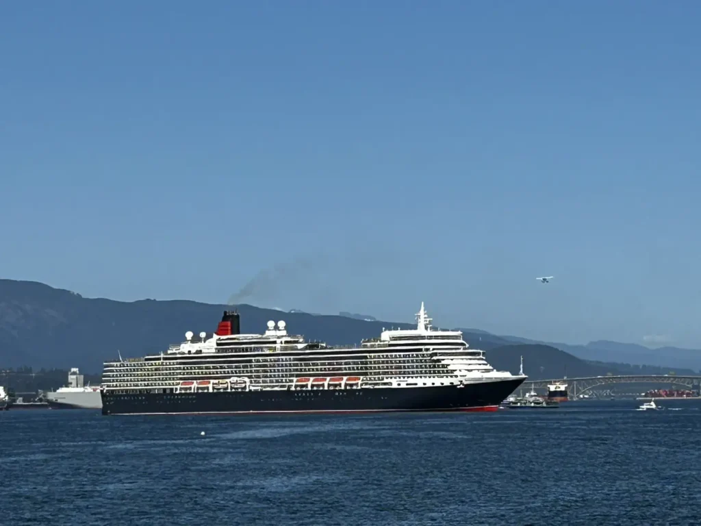 Luxus-Kreuzfahrtschiff MS Queen Elizabeth der britischen Reederei Cunard Line im Burrard Inlet vor Vancouver