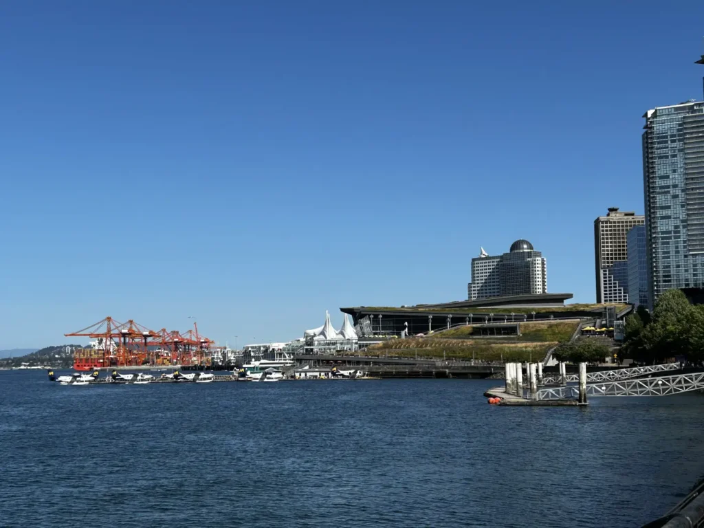 Vancouver Convention Centre West mit seinem berühmten grünen Dach und dem angrenzenden Wasserflugzeughafen Harbour Air Seaplane Terminal