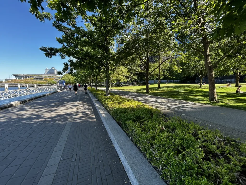 Harbour Green Park direkt an der Uferpromenade (Coal Harbour Seawall) in Vancouver