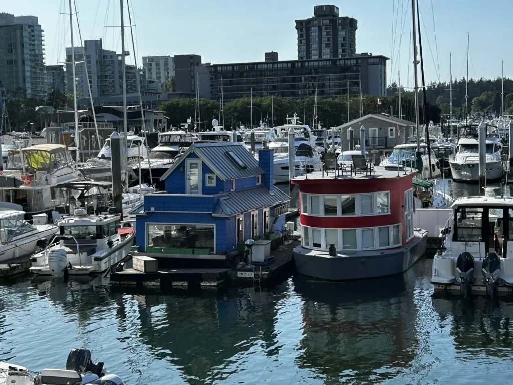 Hausboote in der Coal Harbour Marina in Vancouver