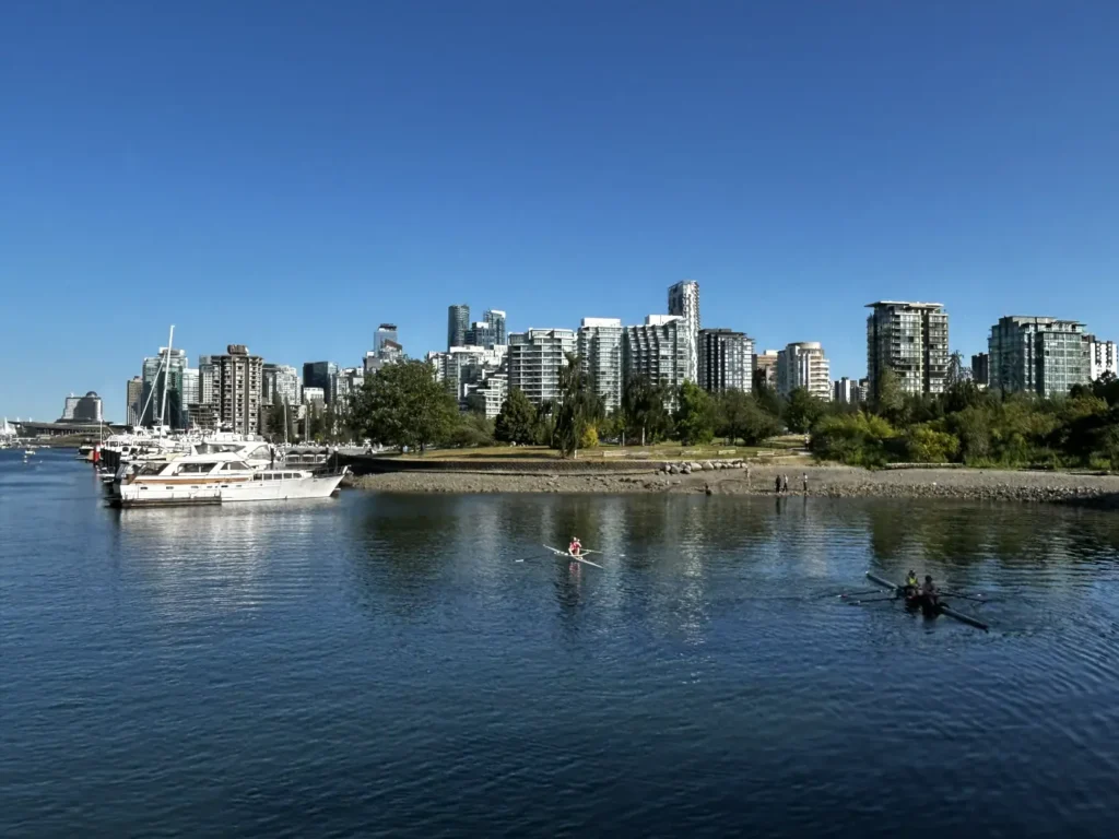 Blick von der Brücke am Eingang des Stanley Parks auf die Skyline von Coal Harbour