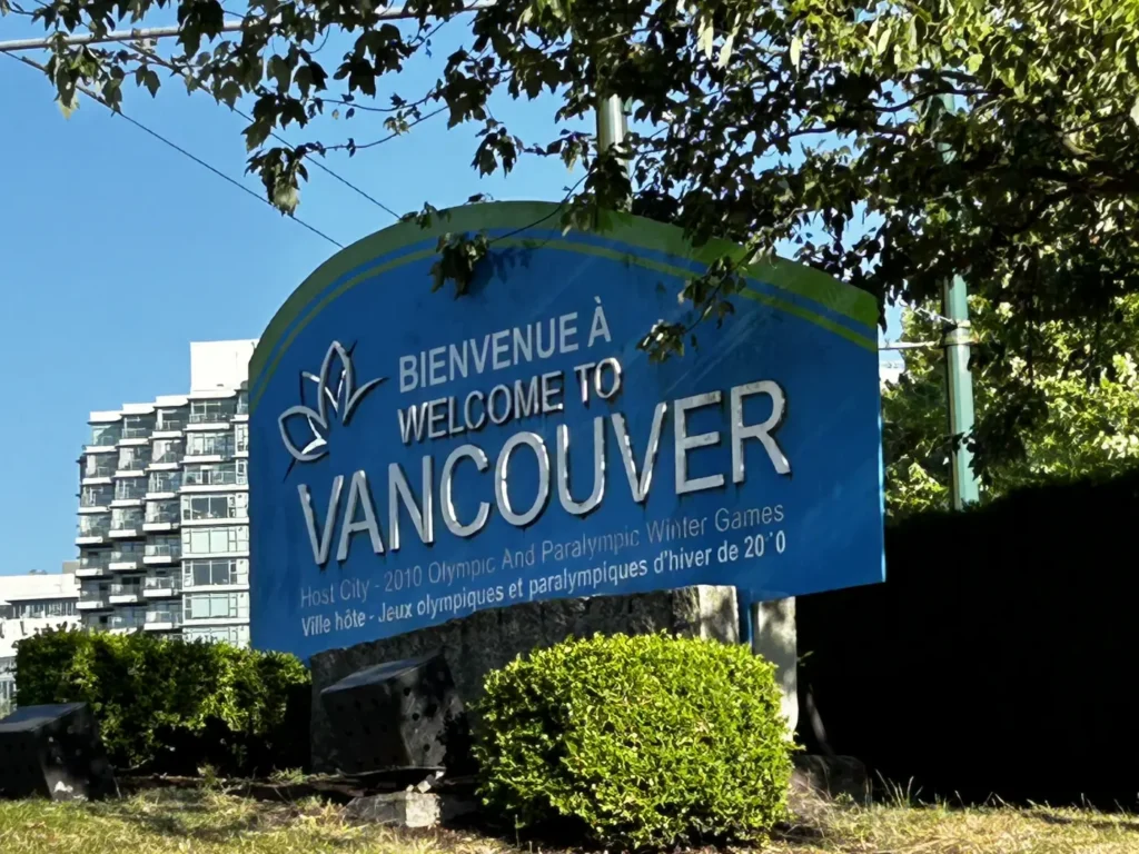 das offizielle Willkommensschild der Stadt Vancouver, das an die Olympischen und Paralympischen Winterspiele 2010