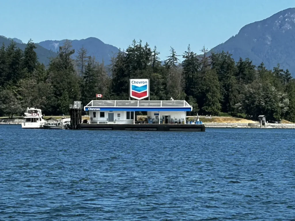 Chevron-Tankstelle (Chevron Legacy Fuel Barge) im Coal Harbour