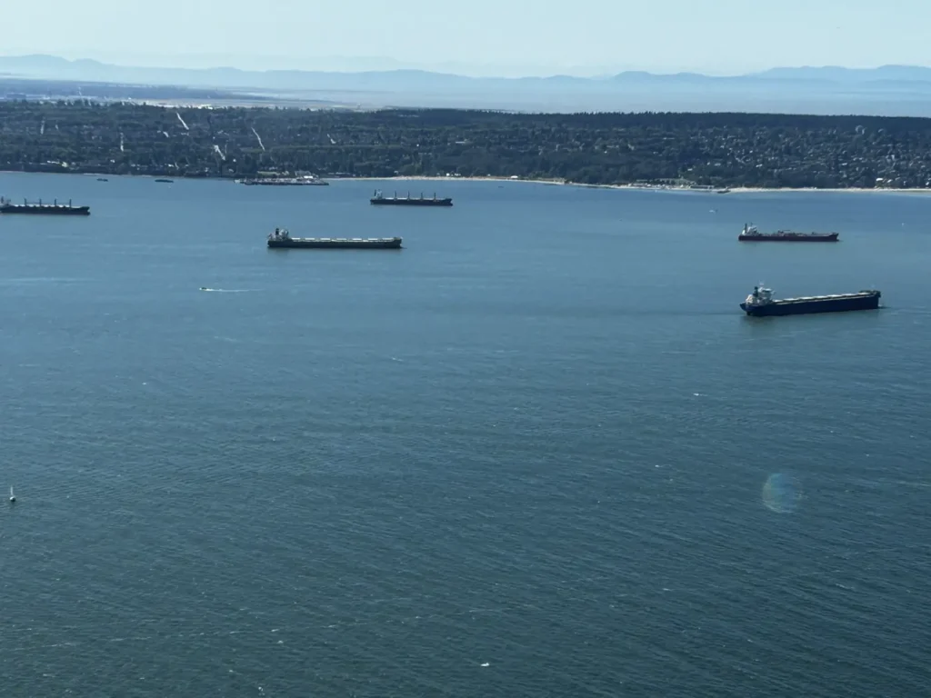 Frachtschiffe vor Anker in der English Bay