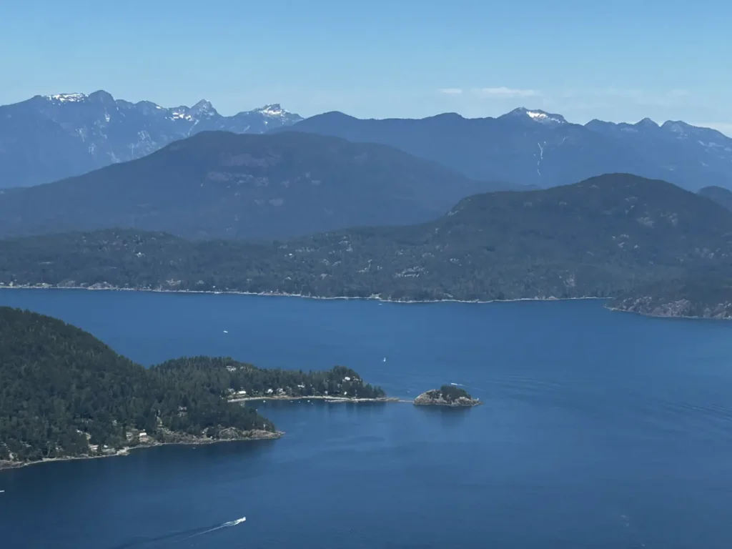 Hood Point am nördlichen Ende von Bowen Island sowie die kleine, vorgelagerte Felseninsel Bowser Island