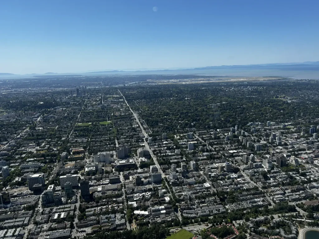 Blick nach Süden über das Stadtgebiet von Vancouver hinweg in Richtung des Vancouver International Airport (YVR)