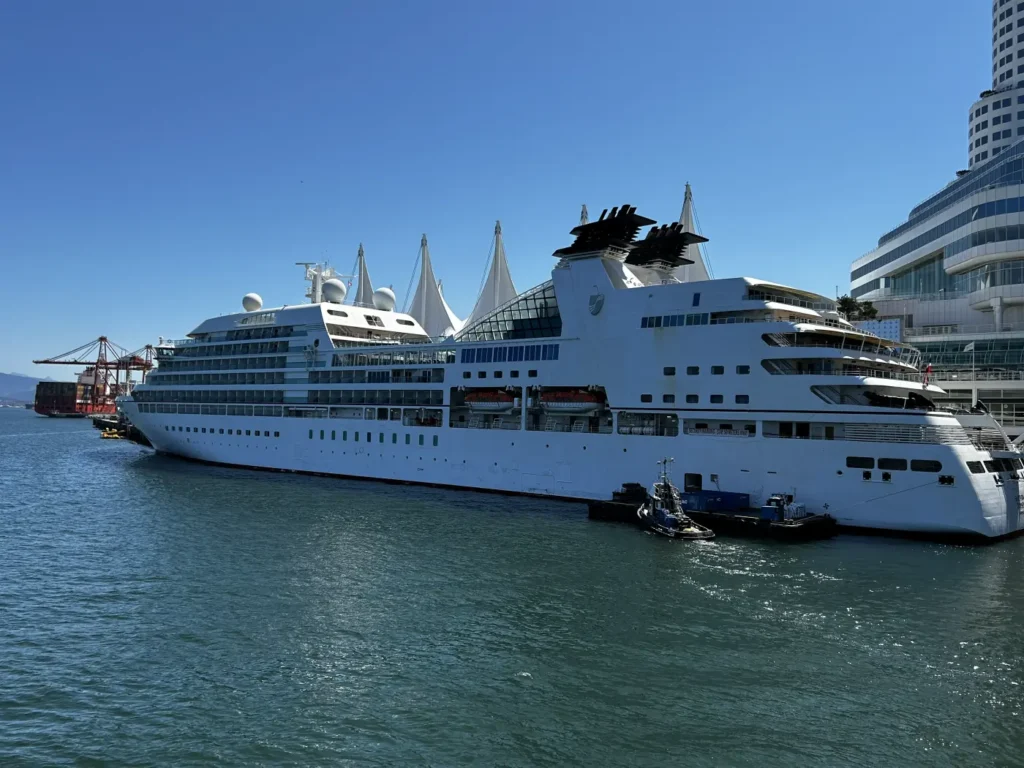 Seabourn Sojourn beim Anlegen am Canada Place Cruise Ship Terminal