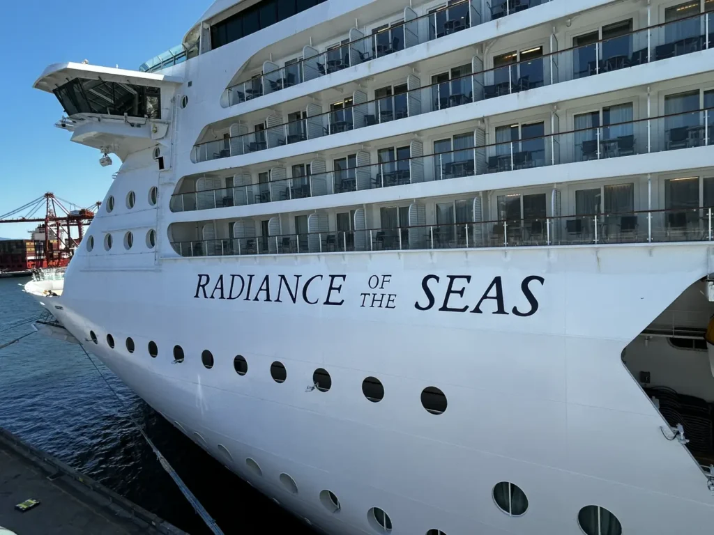 Radiance of the Seas am Kai des Canada Place Cruise Ship Terminal