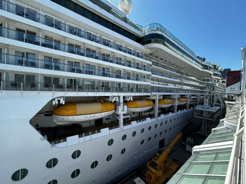 Radiance of the Seas am Kai des Canada Place Cruise Ship Terminal