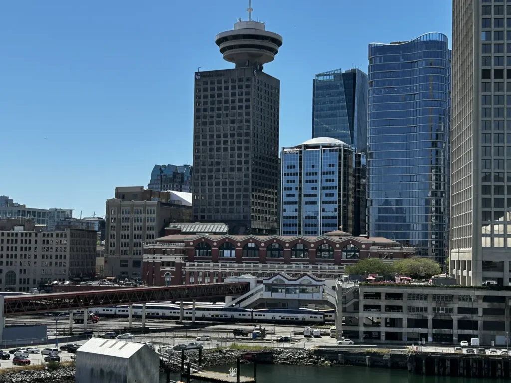 historische Bahnhofsgebäude der Waterfront Station und den markanten Aussichtsturm des Harbour Centre