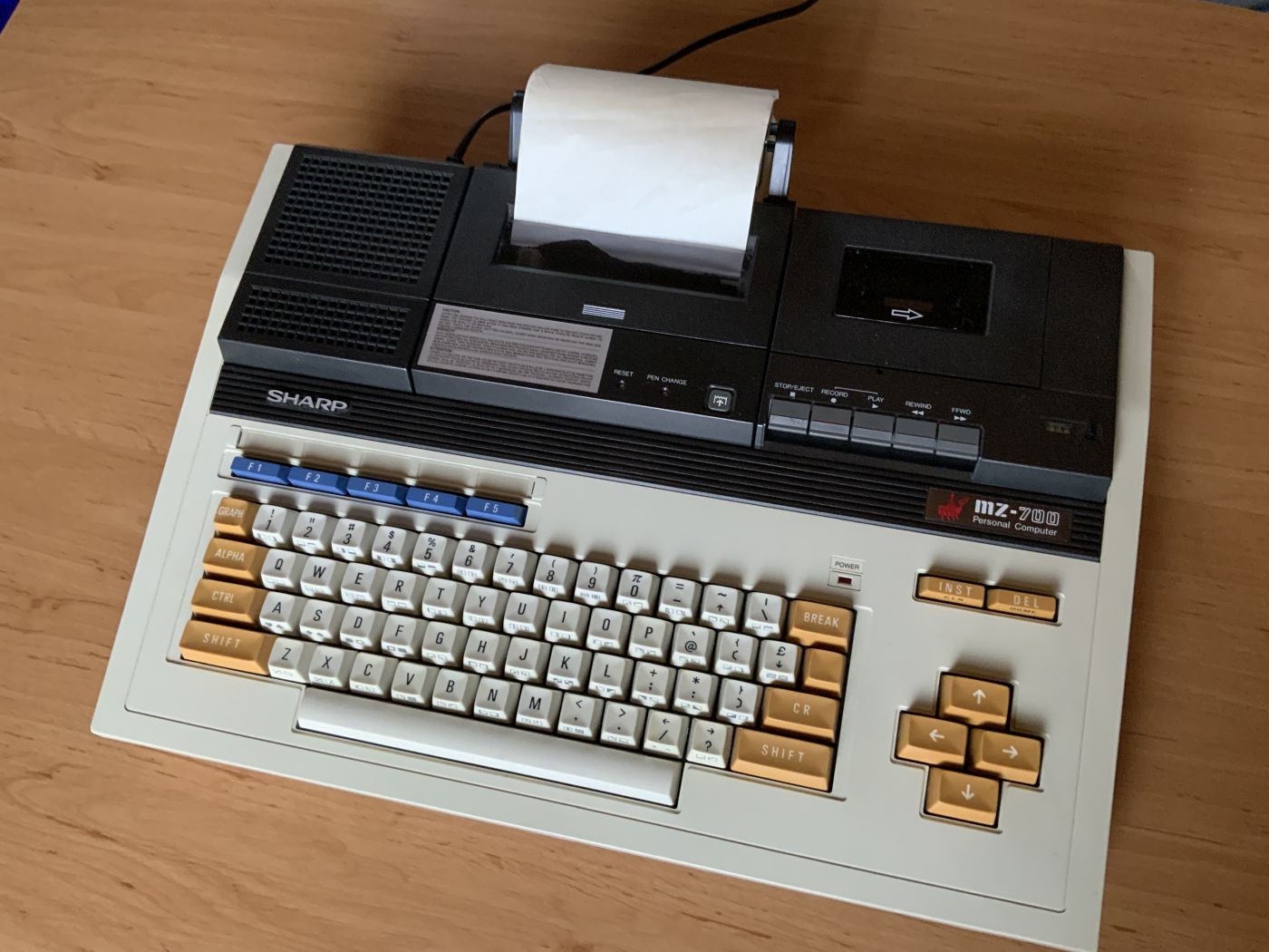 MZ-700 MZ-731 シャープ SHARP レトロ クリーンコンピューター PC Review】SHARP MZ-700（MZ731）の紹介 - YouTube