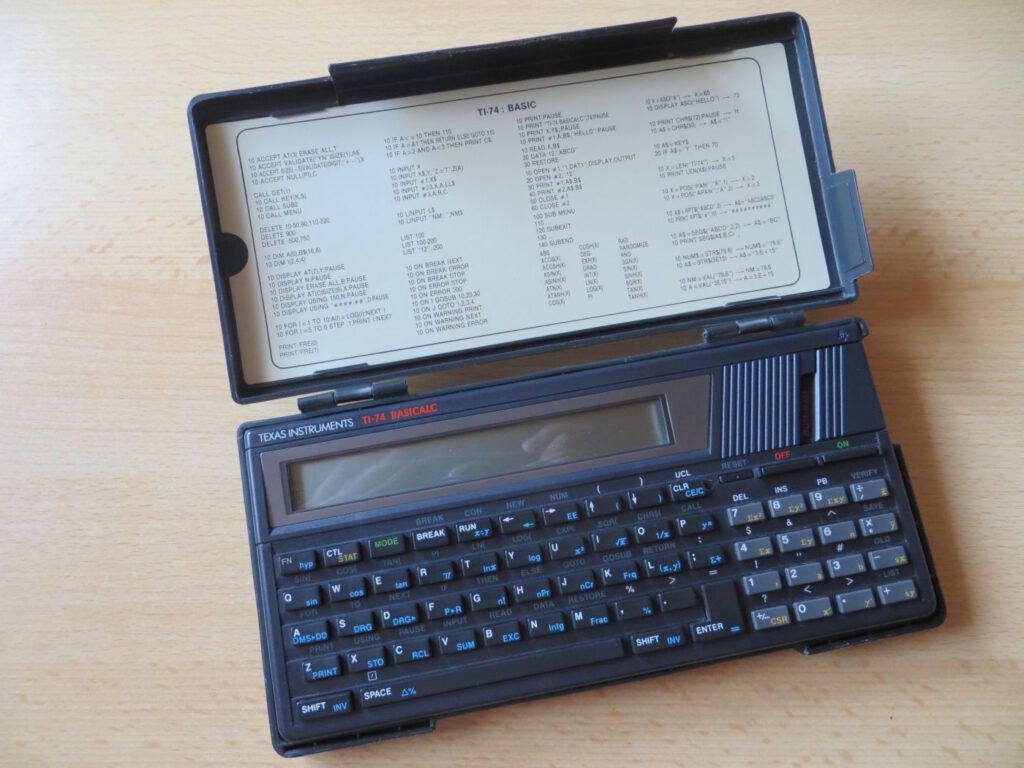 TI-74 Basicalc mit Hülle aufgeklappt